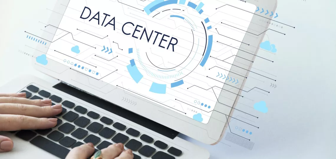 Zdjęcie poglądowe przedstawiające laptop z napisem na ekranie: data center.