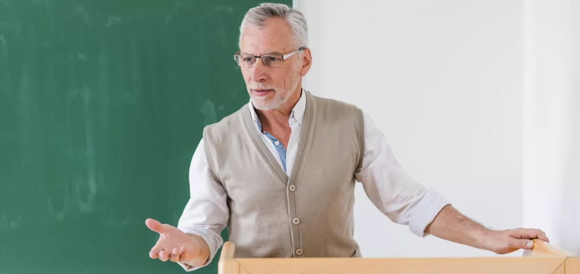 Wykładowca przy pulpicie.