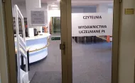 Przeszklone drzwi do czytelni w Bibliotece Głównej.