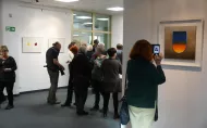 Ludzie oglądający wystawę w galerii
