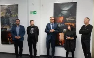 5 osób na tle obrazów