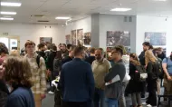 Ludzie oglądający wystawę w galerii