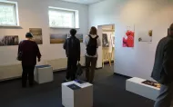 Ludzie oglądający wystawę w galerii