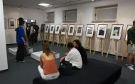 Ludzie oglądający wystawę w galerii
