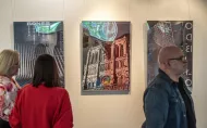 Ludzie oglądający wystawę w galerii