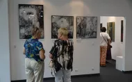 Ludzie oglądający wystawę w galerii