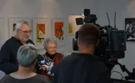 Ludzie oglądający wystawę w galerii