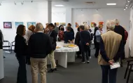 duża grupa ludzi w galerii