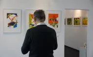mężczyzna oglądający obrazy