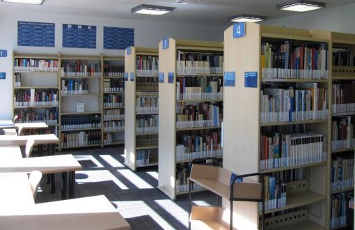 Zdjęcie poglądowe przedstawiające regały i biurka w Bibliotece Budownictwa i Architektury.