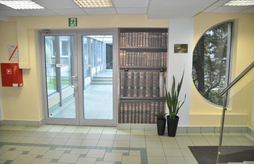 Zdjęcie poglądowe przedstawiające hol przy wejściu do Biblioteki Chemicznej.