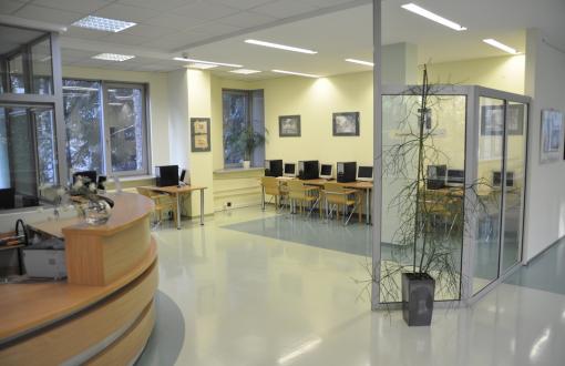 Zdjęcie poglądowe przedstawiające wnętrze Biblioteki Chemicznej: stanowiska komputerowe i stanowisko dla bibliotekarza.
