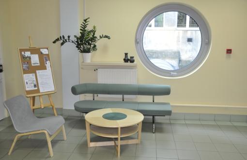 Zdjęcie przedstawiające strefę wypoczynku w Bibliotece Chemicznej: stolik, krzesło, sofa.