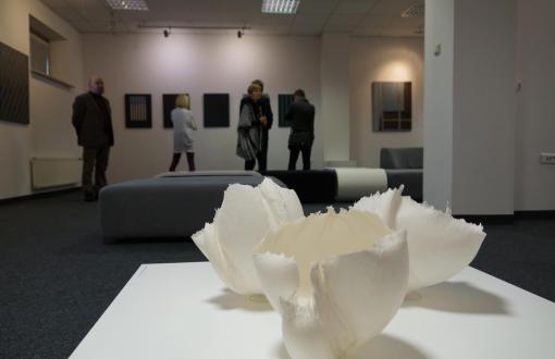 wnętrze galerii, na ścianach obrazy, na przodzie abstrakcyjna rzeźba