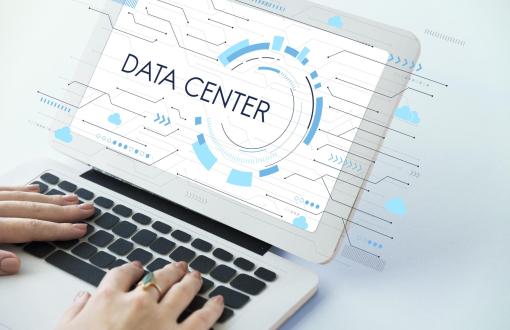 Zdjęcie poglądowe przedstawiające laptop z napisem na ekranie: data center.