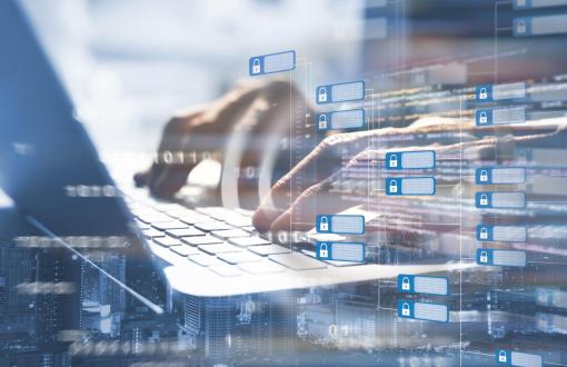 Koncepcja technologii blockchain-ze-schematem łańcucha mężczyzna pracujący na laptopie z zaszyfrowanym blokiem