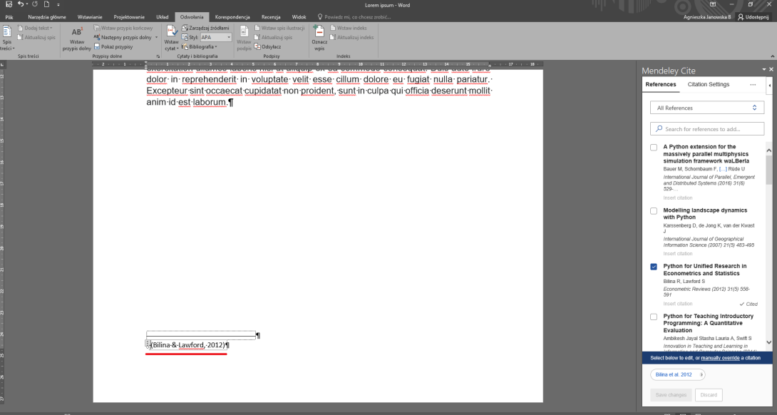 Zdjęcie przedstawiające dokument Word z wstawionym przypisem dolnym zawierającym odwołanie do publikacji wybranej z panelu Mendeleya.