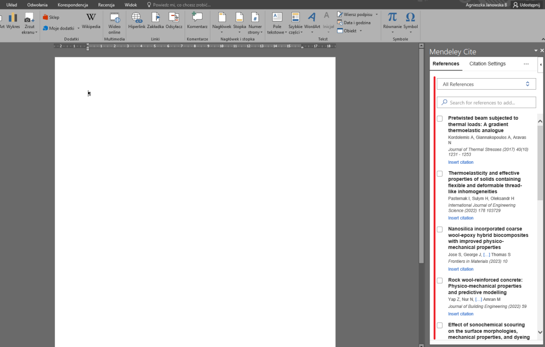 Zdjęcie przedstawiające dokument Word z widocznymi opisami publikacji w otwartym panelu wtyczki Mendeley Cite.